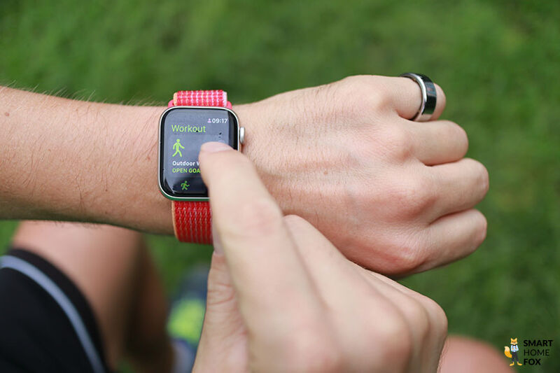 Man sieht die Apple Watch SE.